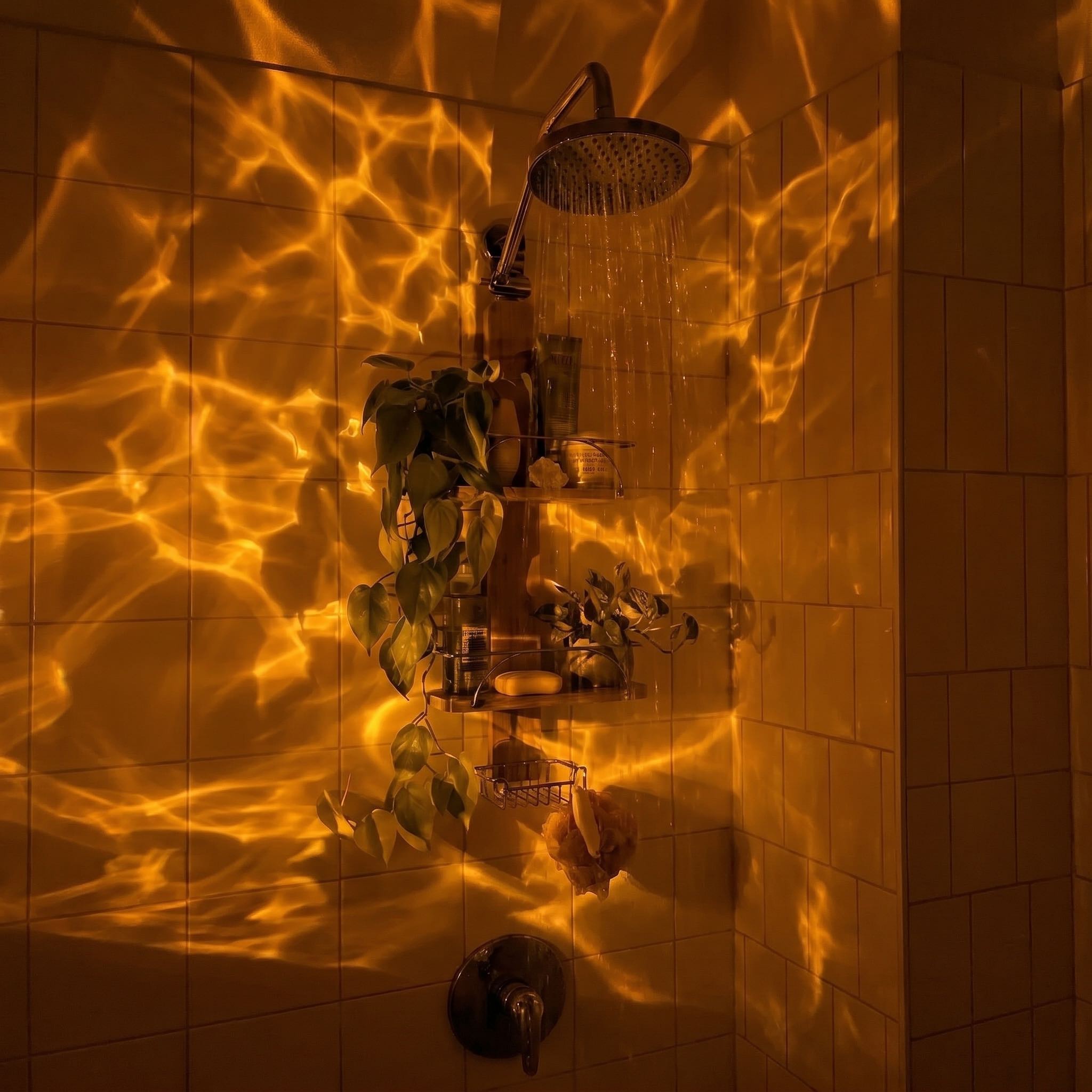 Douche dans la pénombre, éclairée par la lumière ambrée de Lure Glow