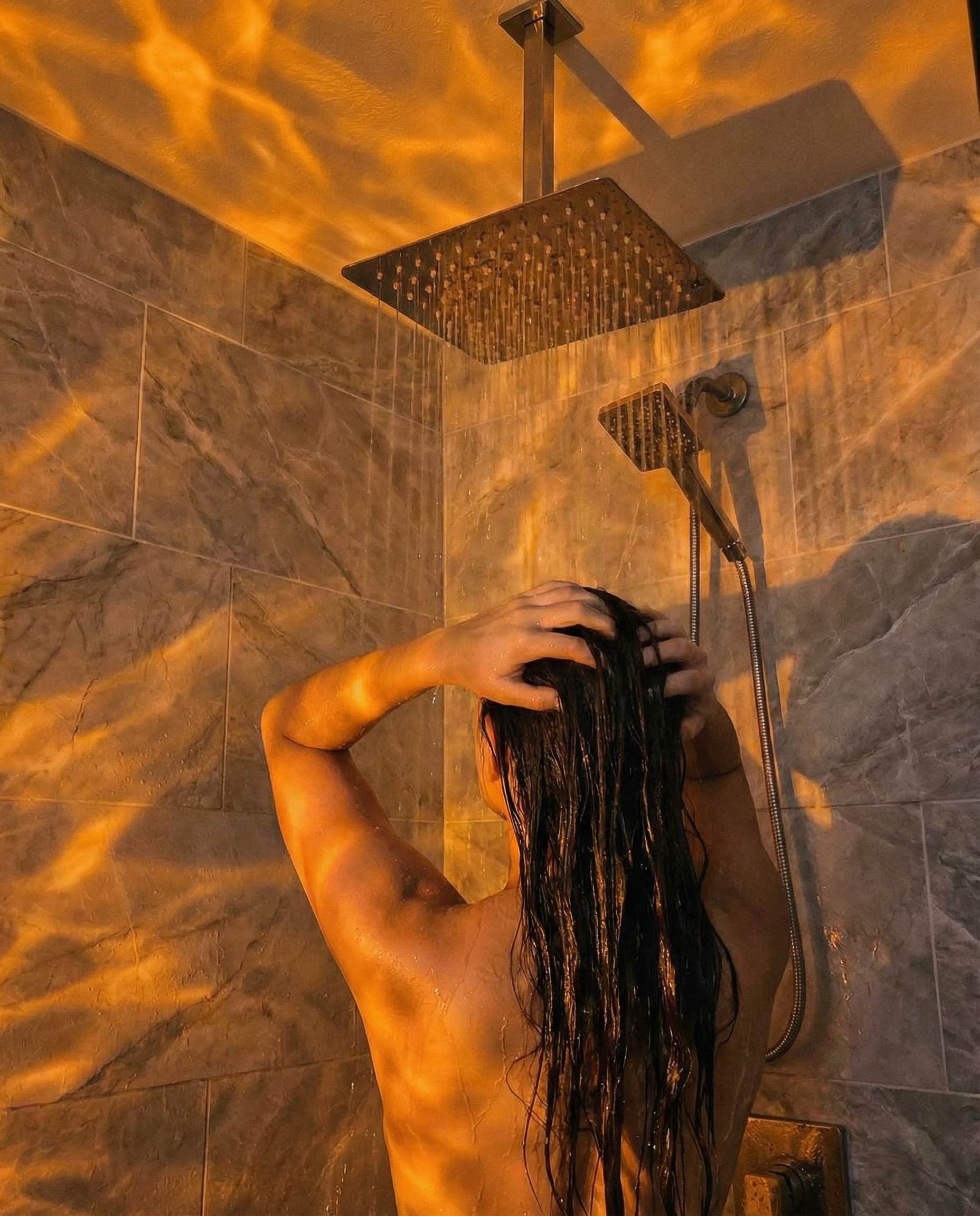 Vagues lumineuses Lure Glow dans la salle de bain